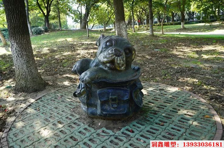书包狗雕塑1