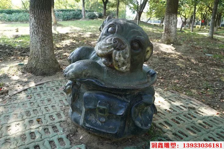 书包狗雕塑